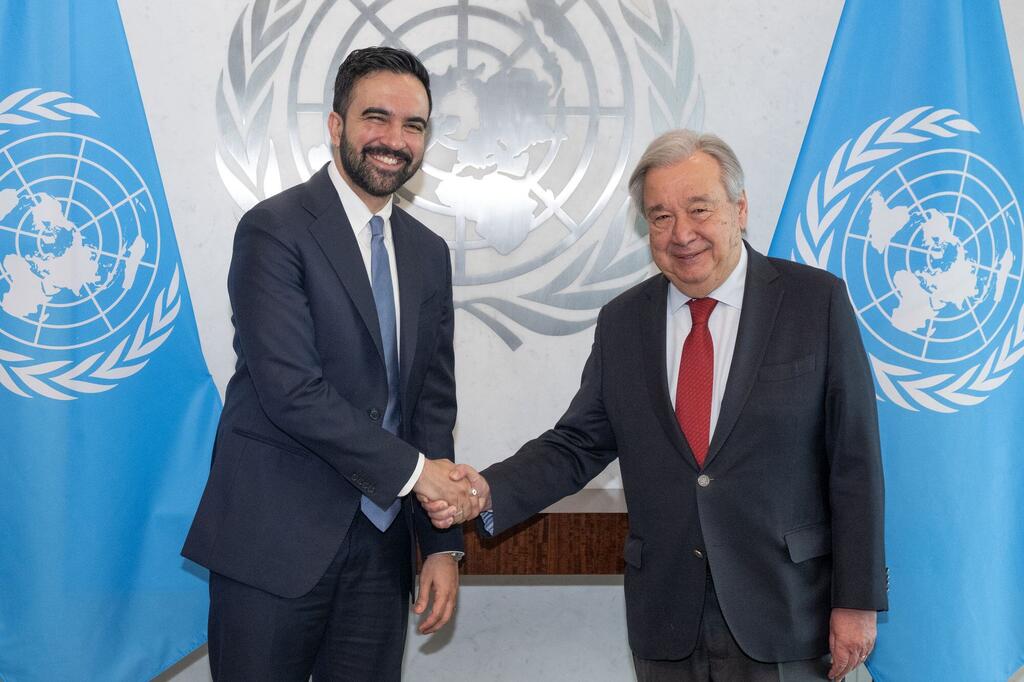 الأمين العام للأمم المتحدة أنطونيو غوتيريش (يمين) يلتقي زهران ممداني، عمدة مدينة نيويورك - المدينة المضيفة للمقر الدائم للأمم المتحدة.